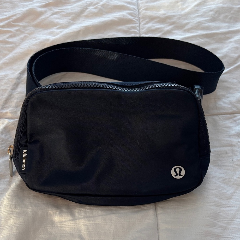 Lululemon Everywhere belt bag navy
